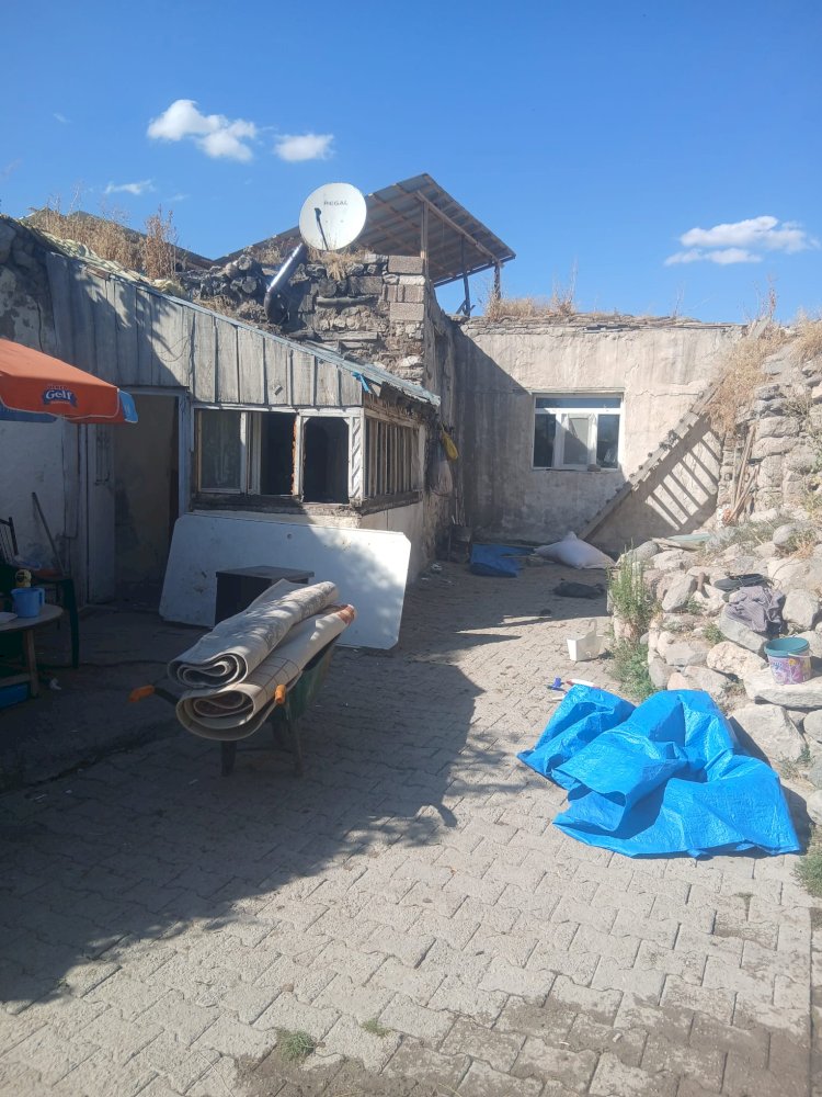 Kurbançayır Köyünde Ev Bahar Yağmurları ve Deprem Etkisiyle Kullanılamaz Hale Geldi