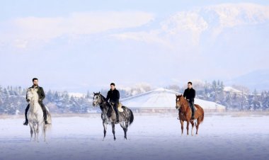 Erzurum’da Karda Atlı Safari: Stres Atıp Doğayla Buluşuyorlar!