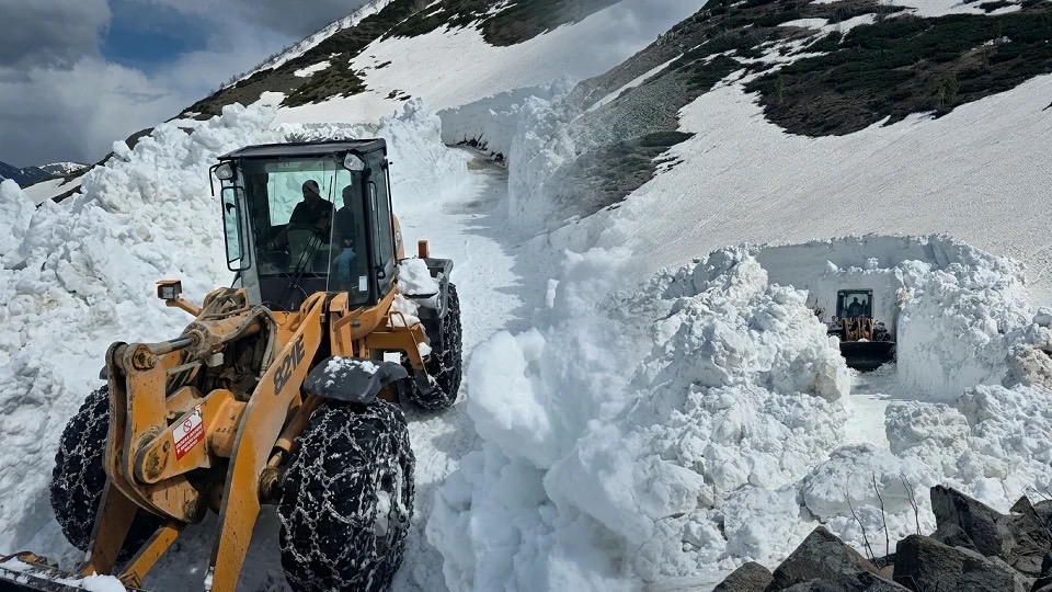 Takvimler Haziranı gösteriyor, orada kar kalınlığı 6 metre! Ekiplerin zorlu yol açma mesaisi.