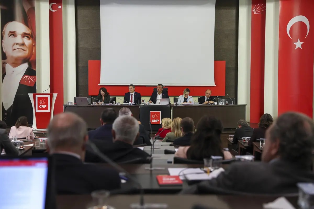 CHP’de Parti Meclisi Krizi: Çok Sayıda Üye İstifa Etti, Olağanüstü Kurultay Tartışması Büyüyor!